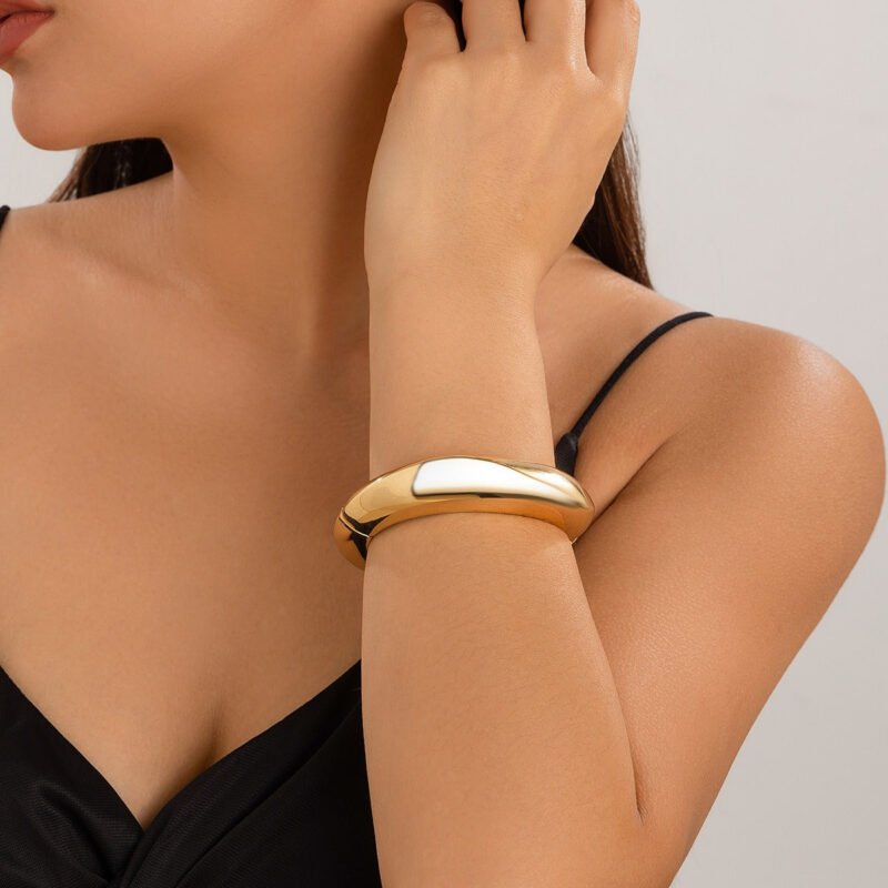 18K gold geometric shape with wide surface and texture design noble and light luxury bracelet - Image 2