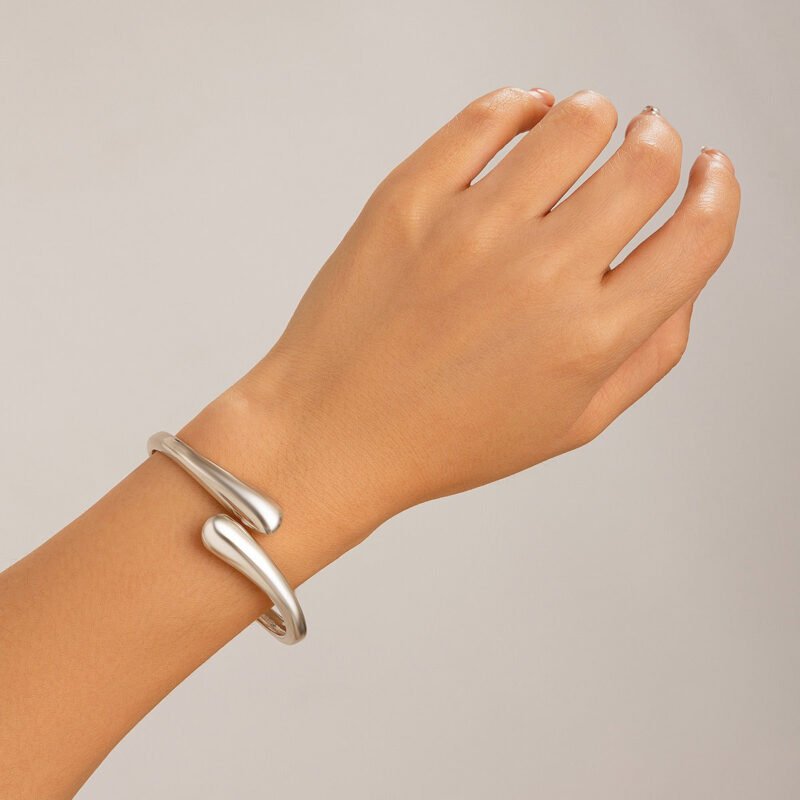 18K gold geometric shape with wide surface and texture design noble and light luxury bracelet - Image 3