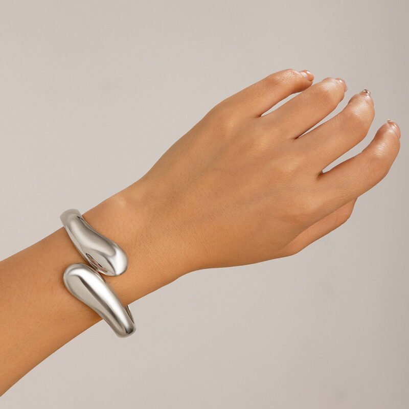 18K gold geometric shape with wide surface and texture design noble and light luxury bracelet - Image 4