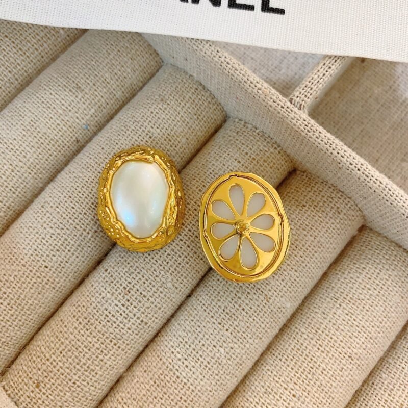 Fashion earrings light luxury niche design high-end elegant earrings for women - Image 4