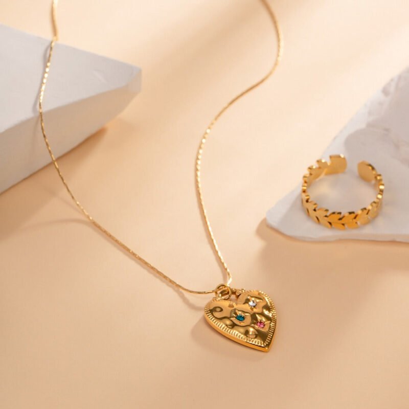 18K gold noble and elegant heart-shaped diamond pendant necklace