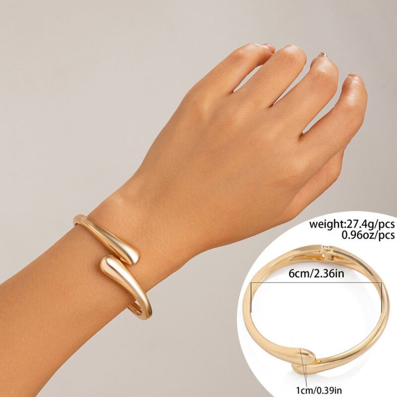 18K gold geometric shape with wide surface and texture design noble and light luxury bracelet - Image 5
