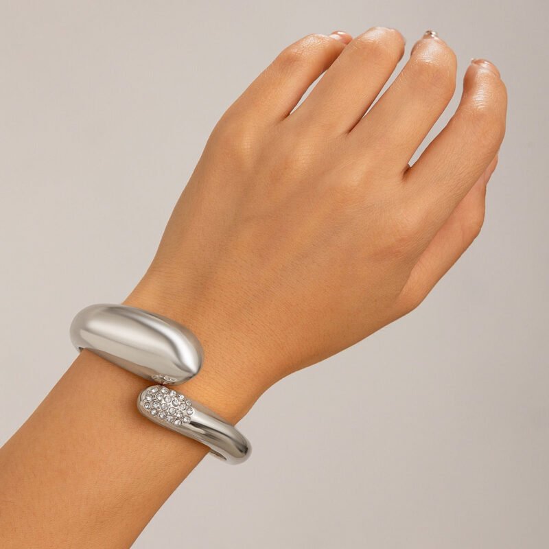 18K gold geometric shape with wide surface and texture design noble and light luxury bracelet - Image 8