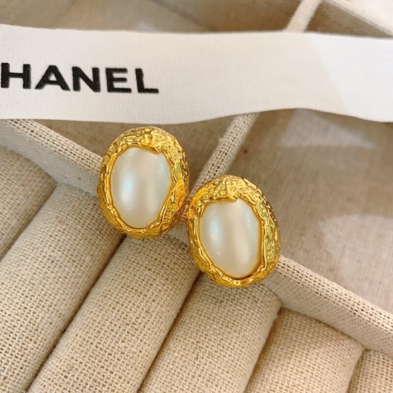 Fashion earrings light luxury niche design high-end elegant earrings for women - Image 3