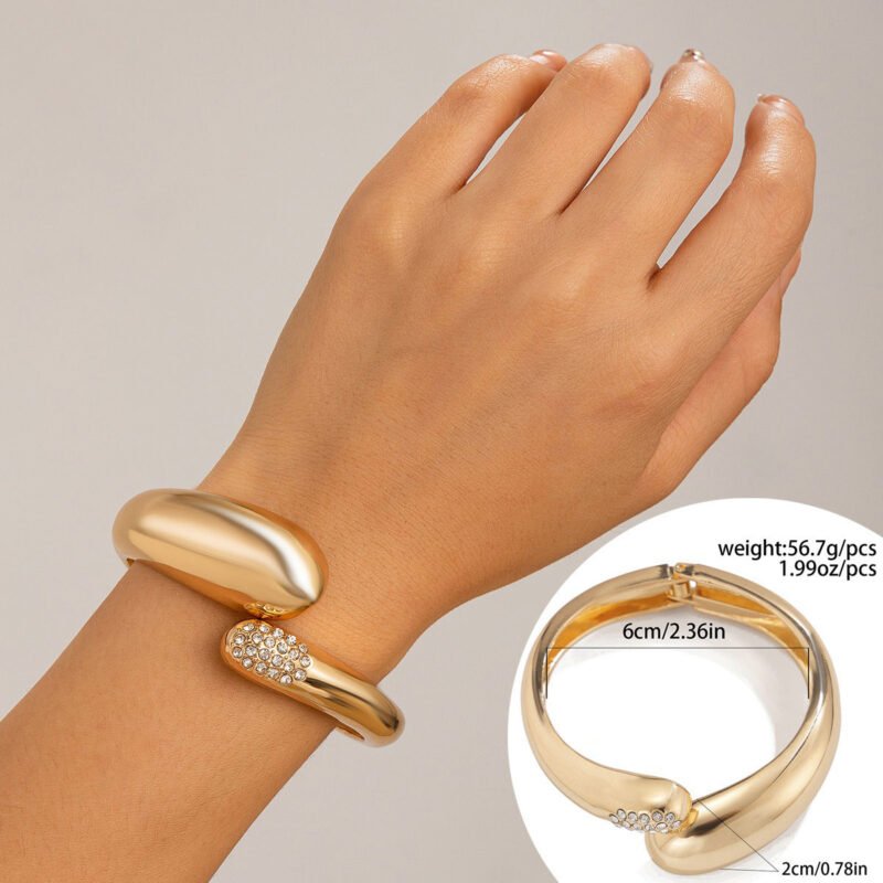 18K gold geometric shape with wide surface and texture design noble and light luxury bracelet - Image 9
