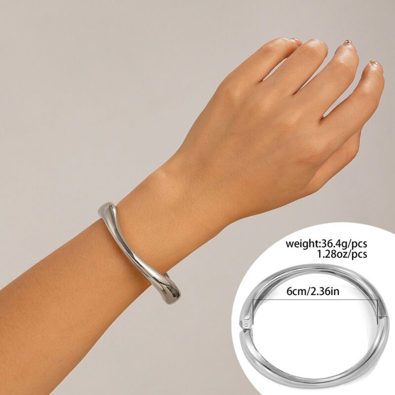18K gold geometric shape with wide surface and texture design noble and light luxury bracelet - Image 10