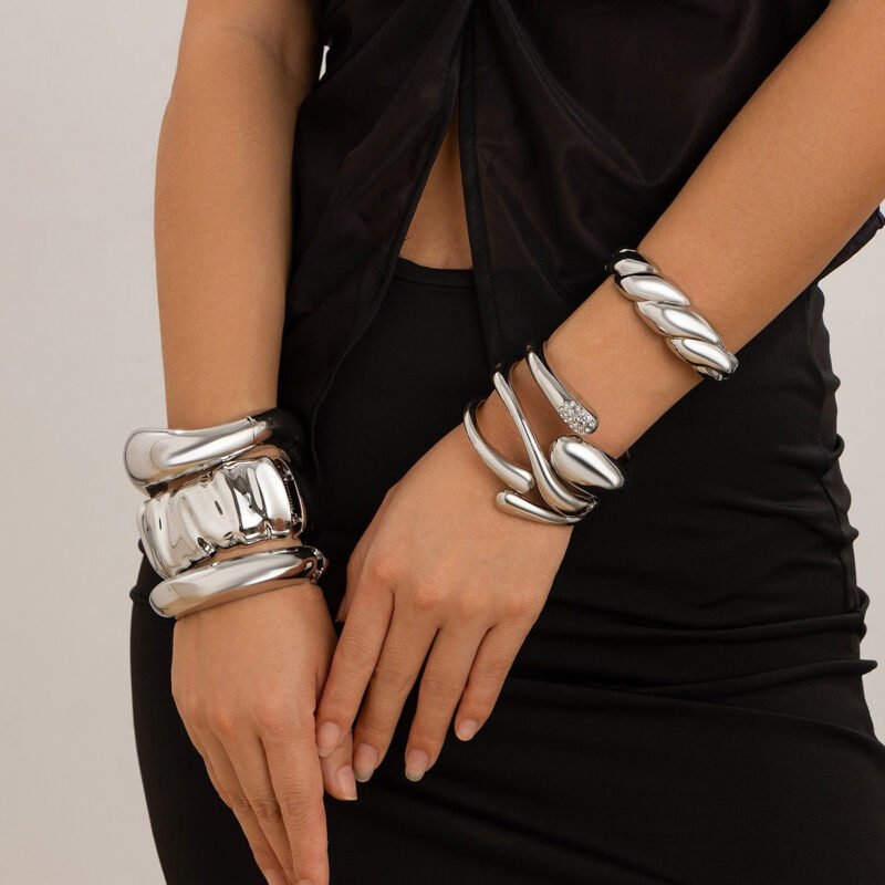 18K gold geometric shape with wide surface and texture design noble and light luxury bracelet - Image 11