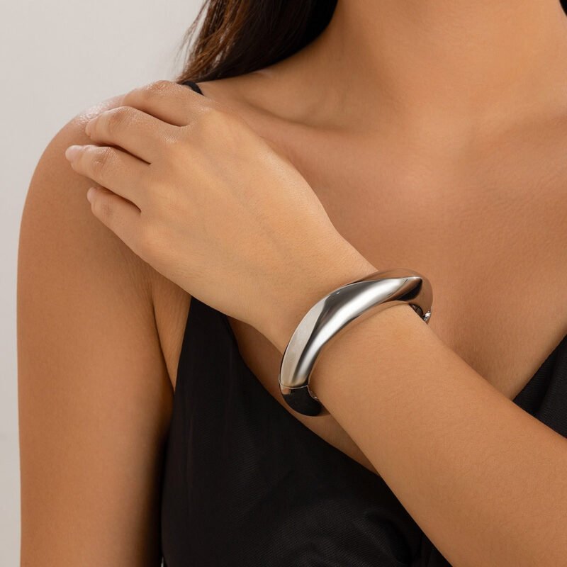 18K gold geometric shape with wide surface and texture design noble and light luxury bracelet - Image 13