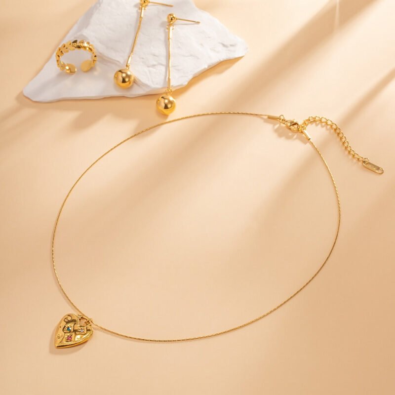 18K gold noble and elegant heart-shaped diamond pendant necklace - Image 5