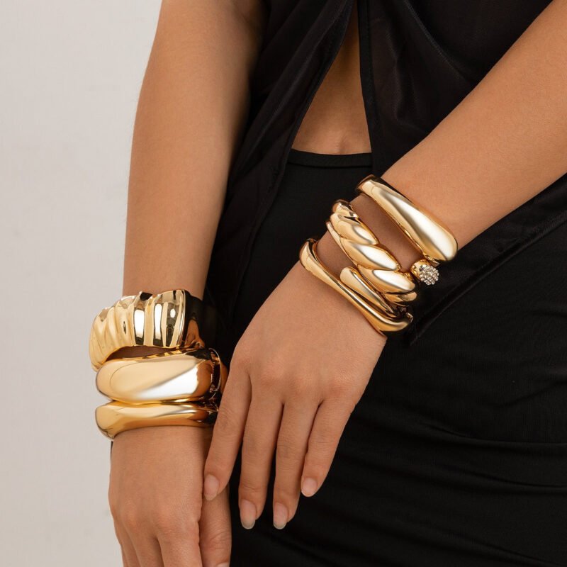 18K gold geometric shape with wide surface and texture design noble and light luxury bracelet