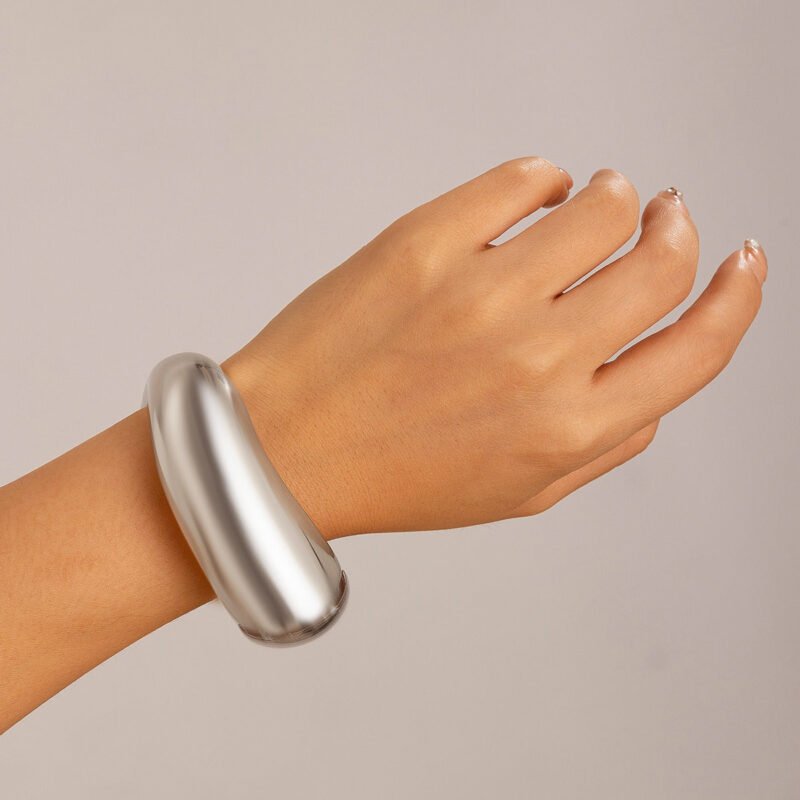 18K gold geometric shape with wide surface and texture design noble and light luxury bracelet - Image 20