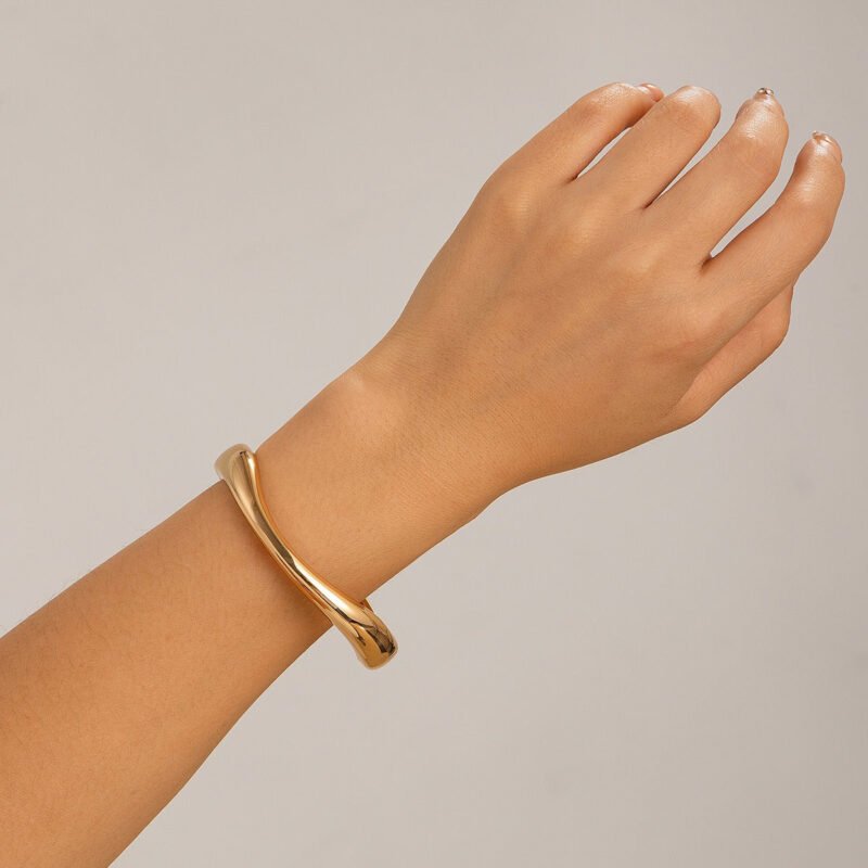 18K gold geometric shape with wide surface and texture design noble and light luxury bracelet - Image 22